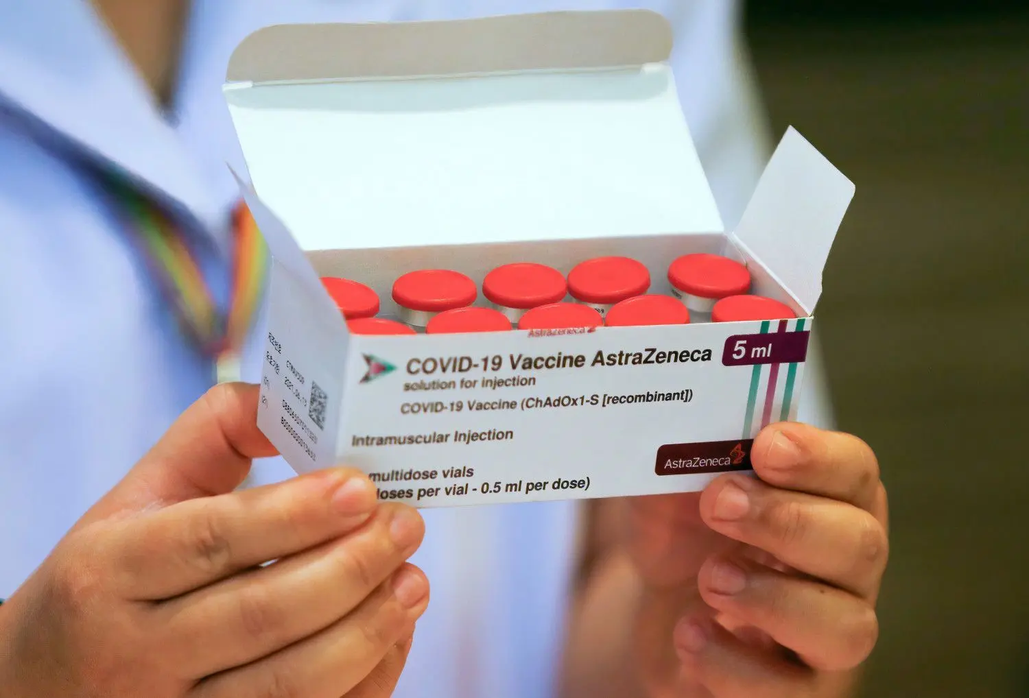 Eine Gesundheitsarbeiterin in Bangkok hält eine Schachtel mit dem Impfstoff von AstraZeneneca. Die thailändische Regierung hat ihre für Freitag geplante Impfung mit dem Präparat des Herstellers Astrazeneca vorerst verschoben.