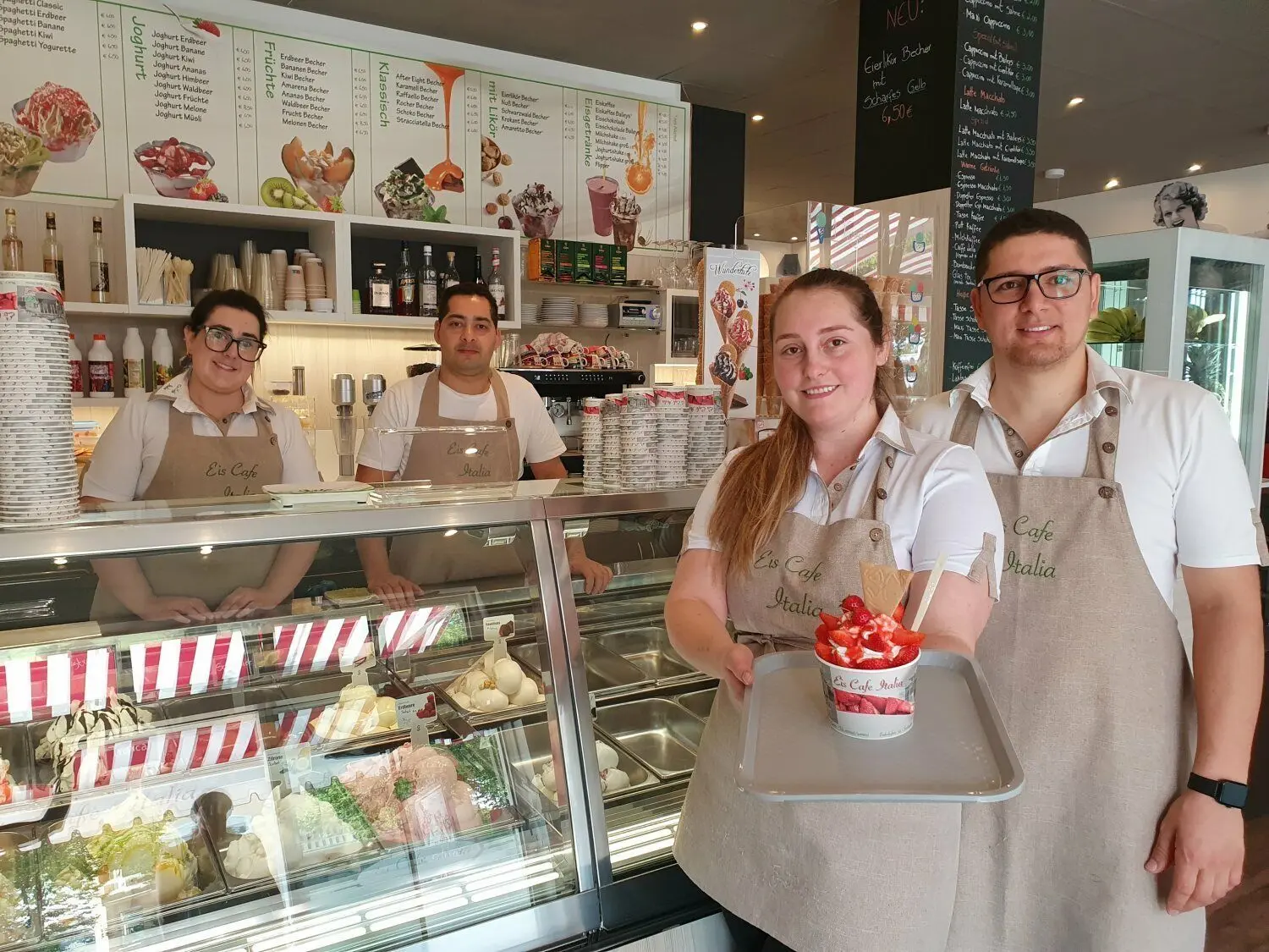 Ice, ice, Senftenberg: Die Mitarbeiter vom Familienunternehmen "Eiscafé Italia" bieten bei derzeit tropischen Temperaturen bis 40 Grad Celsius die nötige Erfrischung: Jessica Kerstering (v.li.), Marlon De Bona, Ana Brunel und Demer De Bona.