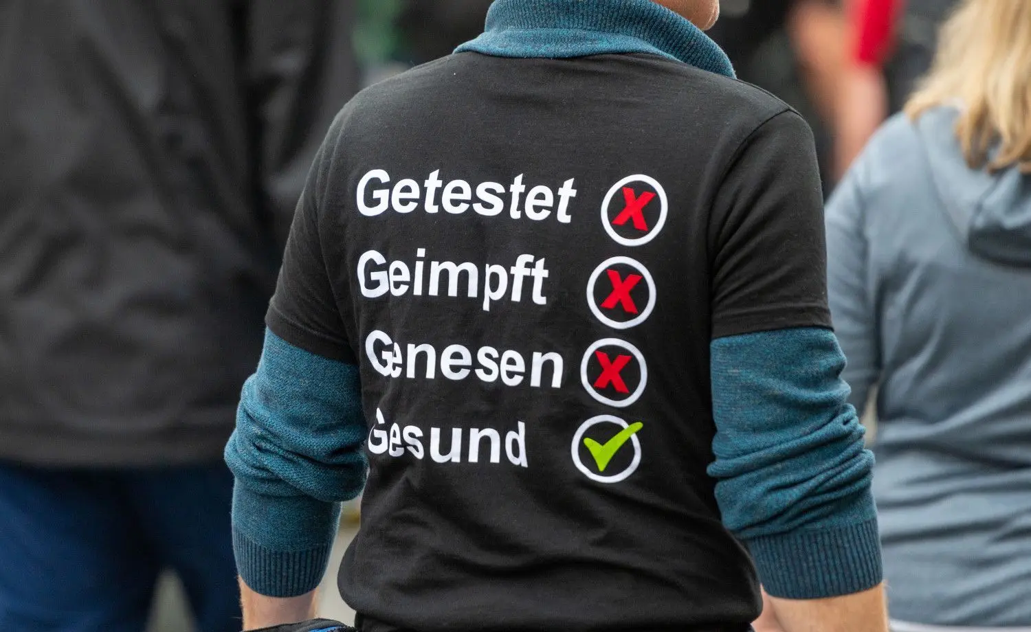 "Getestet, Geimpft, Genesen, Gesund" steht auf dem Shirt eines Demonstranten der aus Protest gegen die Corona-Politik mit Gleichgesinnten durch Berlin zieht. Neun Demonstrationen waren von der Polizei verboten worden, darunter Kundgebungen der «Initiative Querdenken» auf der Straße des 17. Juni. Eine für Samstag und Sonntag angemeldete Versammlung mit je 500 erwarteten Teilnehmern darf nun doch stattfinden.