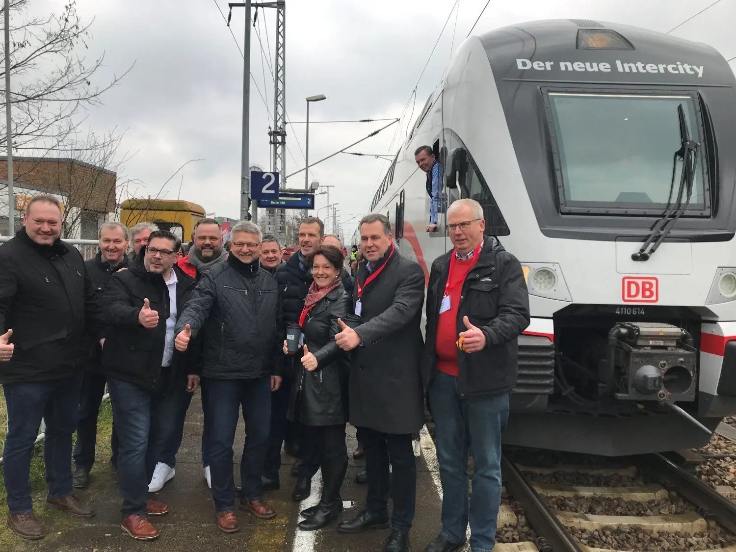 7. März 2020: Der neue IC rollt aus Dresden kommend auf dem Bahnhof Doberlug-Kirchhain ein - Premierenfahrt vor dem offiziellen Start am 8. März nach Berlin-Rostock - künftig im Zweistundentakt - hier mit Staatssekretär Rainer Genilke (2.v.r), Elsterwerdas