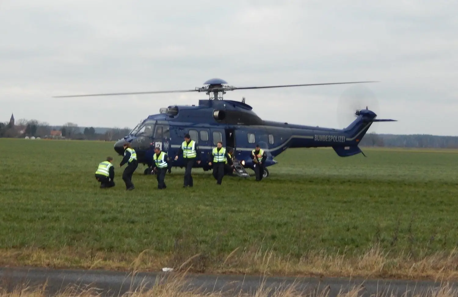 Ein Hubschrauber der Bundespolizei setzt bei Sacro einen Trupp zur Grenzkontrolle ab.