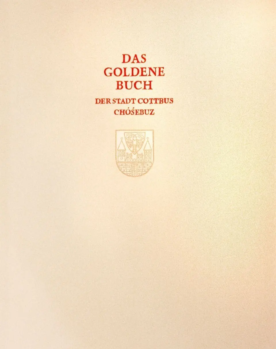 Die Titelseite des Goldenen Buches hat Rudolf Sittner mit Hand beschriftet.
