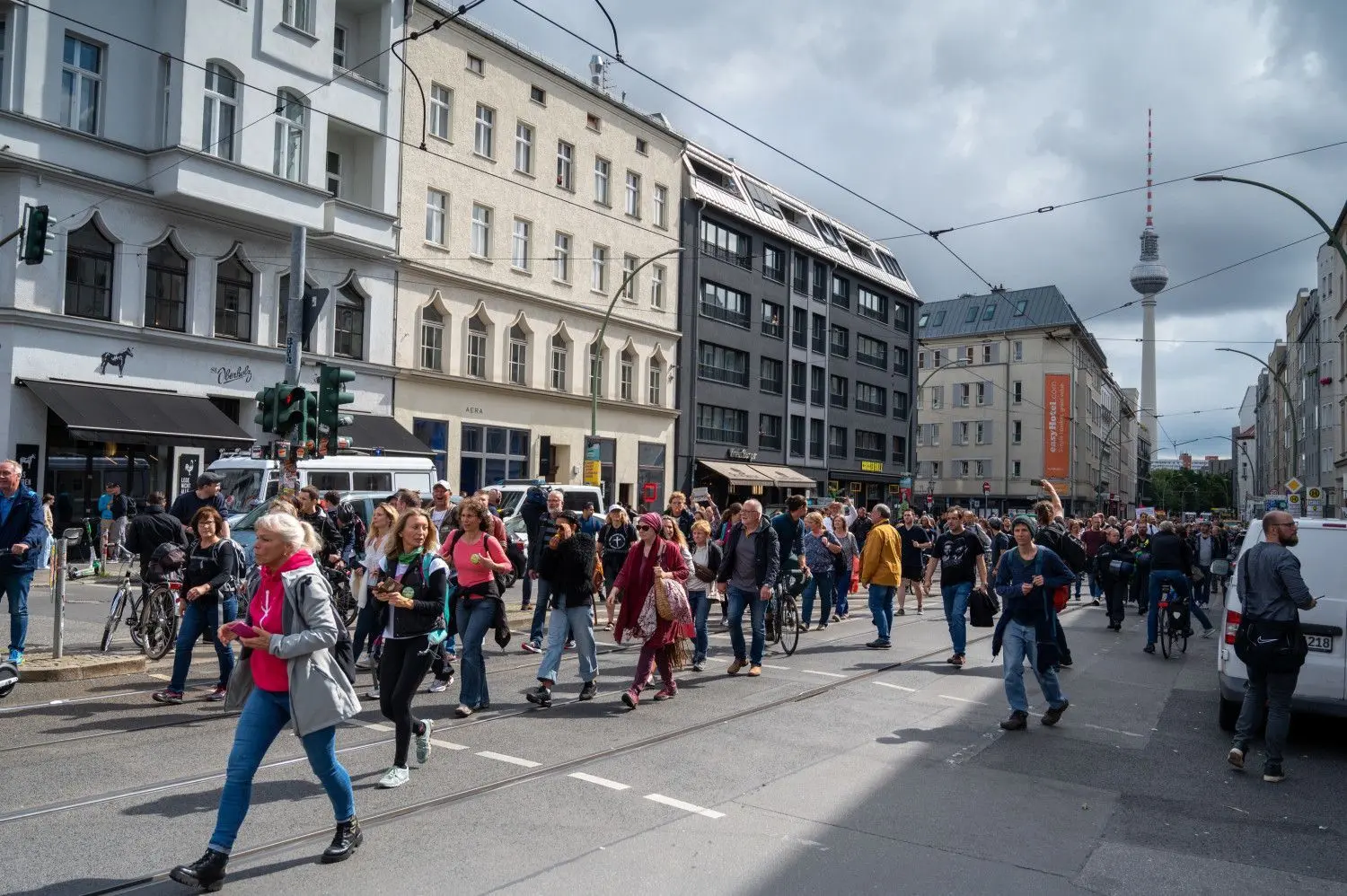 Aus Protest gegen die Corona-Politik ziehen Demonstranten auf einer Berliner Straße entlang.