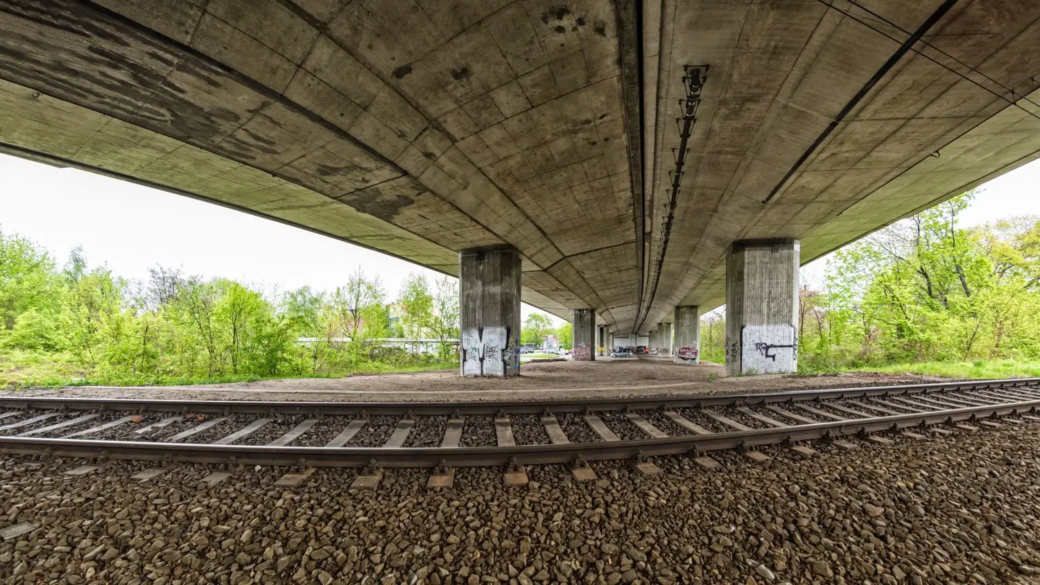 Ein Blick unter den Stadtring Cottbus unweit der Parzellenstraße. Jetzt soll bis zum Jahr 2026 der Boden entgiftet werden.
