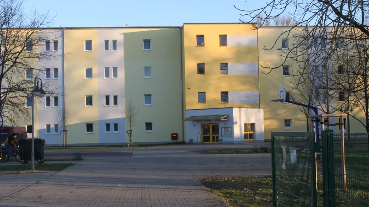 Die Gemeinschaftsunterkunft für Flüchtlinge in Herzberg. Rechts und links am Gebäude soll angebaut werden.
Die Gemeinschaftsunterkunft für Flüchtlinge in Herzberg. Sie hat eine Kapazität von 116 Plätzen.