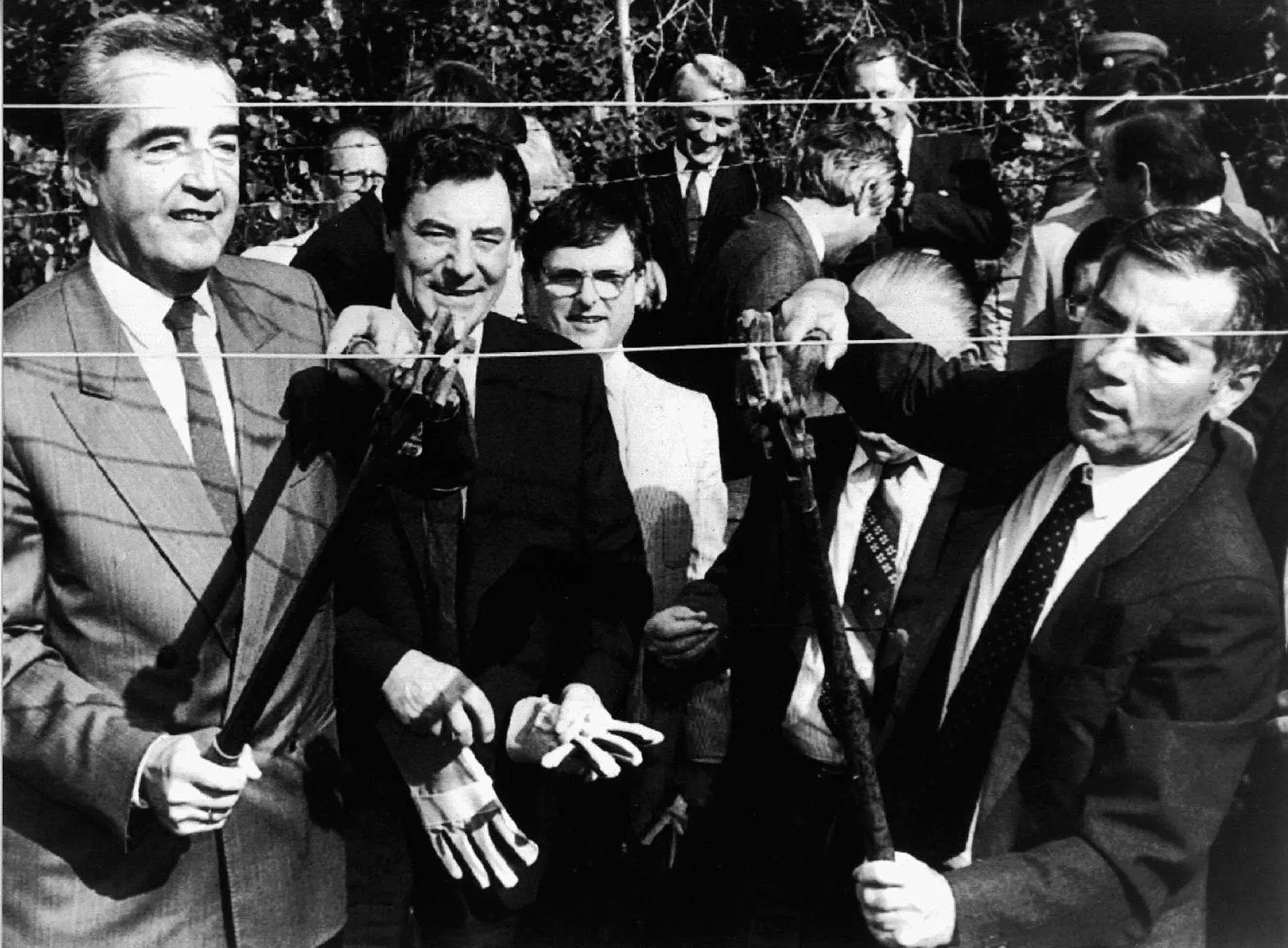 Ein symbolischer Akt: Der ungarische Außenminister Gyula Horn (r.) und sein österreichischer Amtskollege Alois Mock (l.) durchtrennen am 27. Juni 1989 ein Stück des Eisernen Vorhangs zwischen Ungarn und Österreich bei Klingenbach.⇥