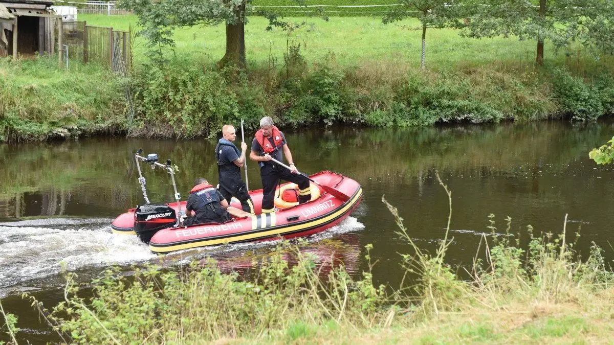 Mit mehreren Schlauchbooten und Wärmebildkameras sowie speziellen Rettungsschwimmern war die Feuerwehr im Einsatz, um den vermissten Cottbuser zu finden.