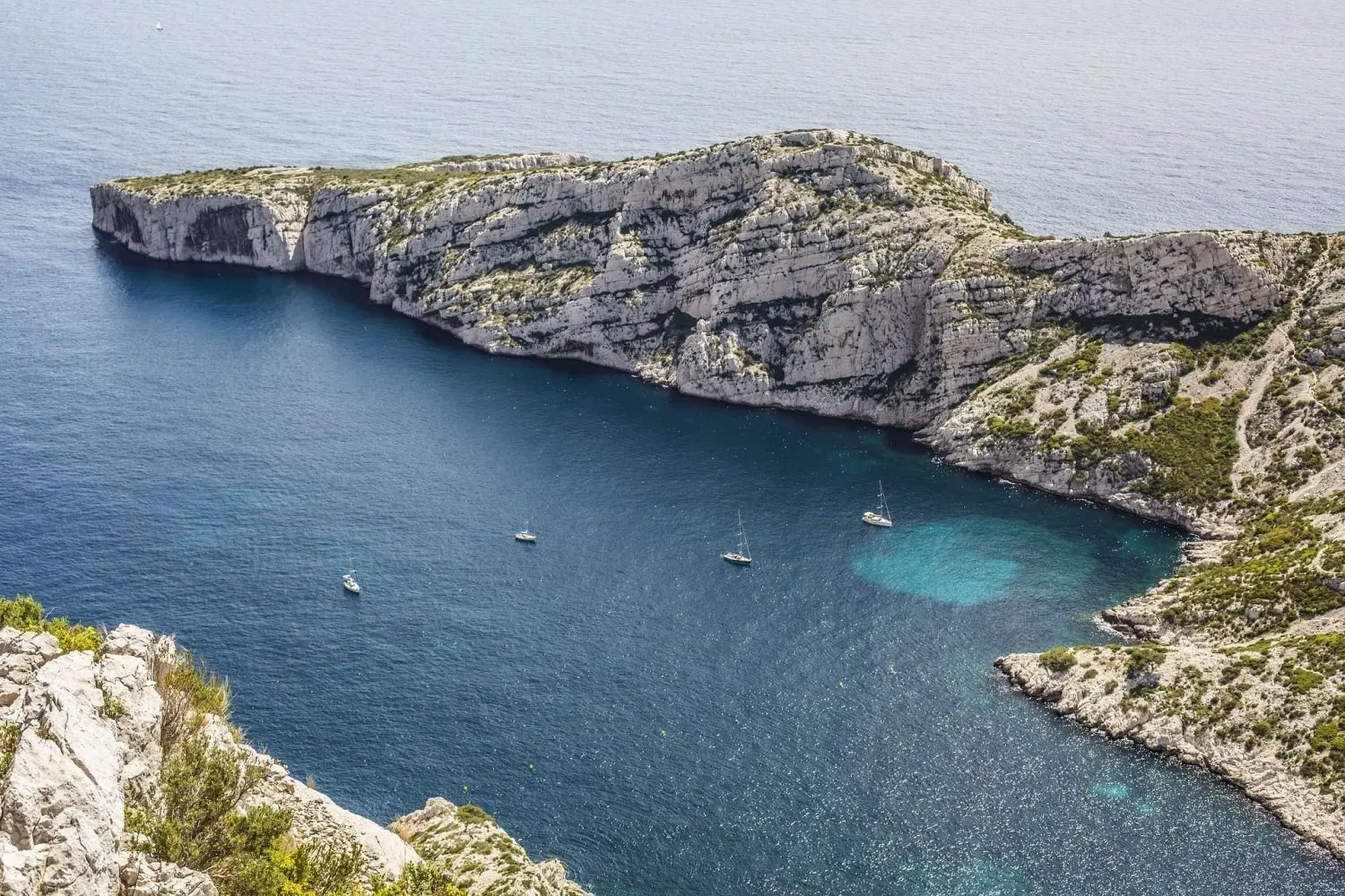 Eine Bucht in Marseille. Teile Frankreichs sind weiterhin Hochrisikogebiet. Welche Regeln gelten in Deutschlands Nachbarland?