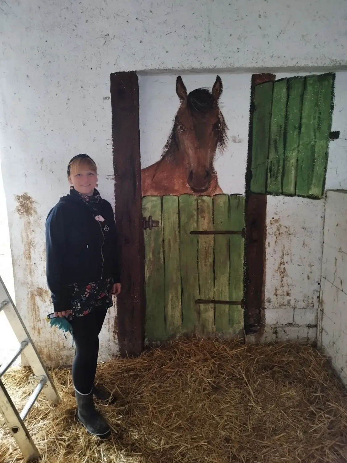 In der Box des kürzlich verstorbenen Pferdes Merlin erinnert nun ein Wandporträt an den langjährigen Bewohner des Lebenshofes. Ulrike Nieter aus Luckau hat es gemalt.