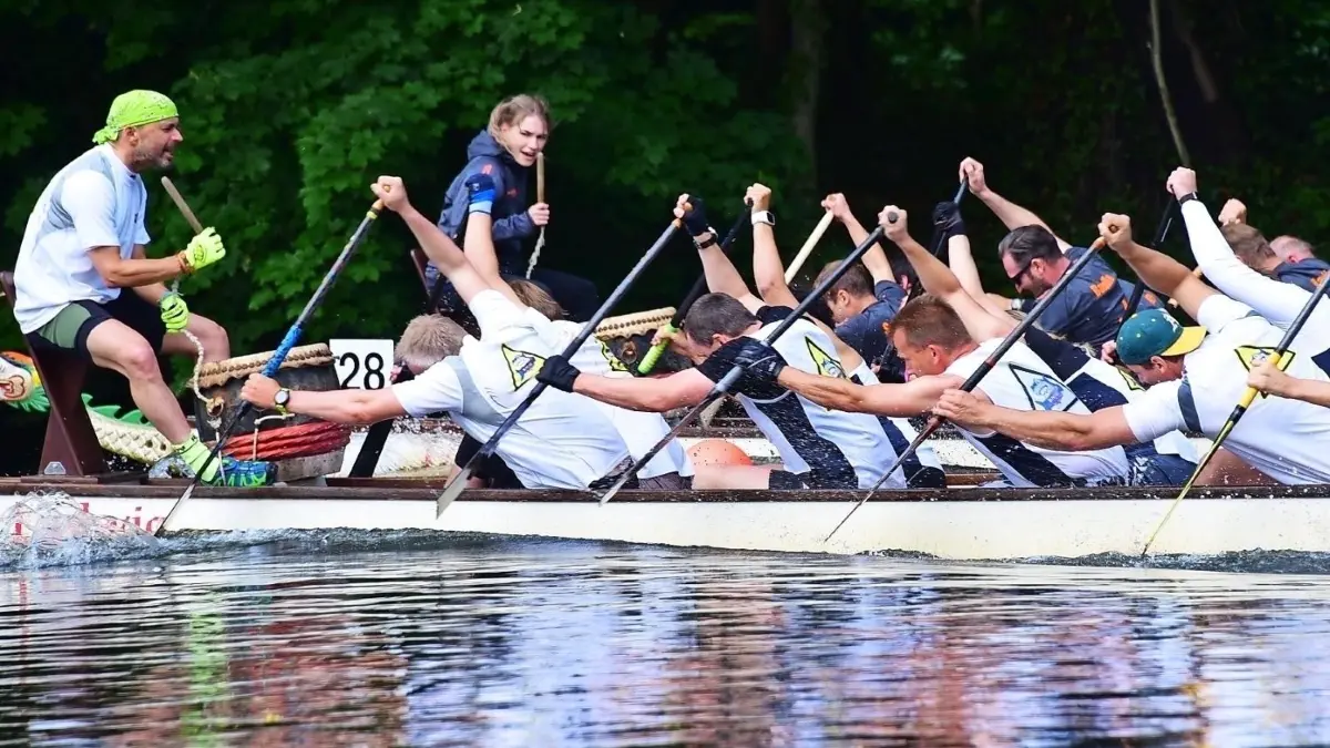 Auf der 200-Meter-Strecke gaben die Einheizer kräftigt den Takt an. ⇥
Drachenbootregatta 2019 auf der Cottbuser Spree.