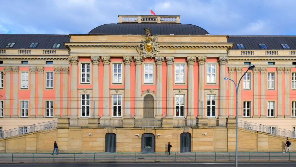 Auch das Stadtschloss Potsdam, in dem der Landtag tagt, wurde nach der Wiedervereinigung neu aufgebaut.
ARCHIV - 16.11.2020, Brandenburg, Potsdam: Die Südfassade des Stadtschlosses und Landtages. (zu dpa «Finanzausschusses berät über Haushalt 2021 und neue Schuldenaufnahme») Foto: Soeren Stache/dpa-Zentralbild/dpa +++ dpa-Bildfunk +++
