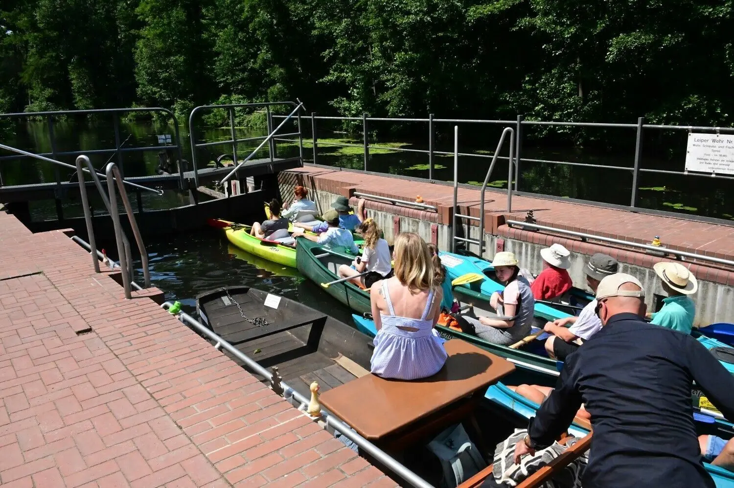 Aktuell nicht so gern gesehen. Am Spreewaldhof in Leipe passieren Paddler die Schleuse und sorgen damit für Wasserverlust.