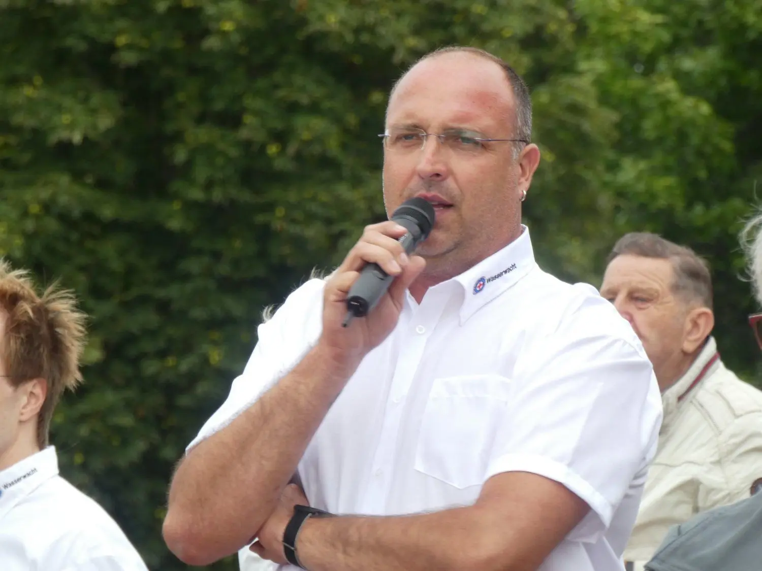 Aron Trippner, Leiter der Falkenberger DRK-Wasserwacht, erklärt, was bei der Rettungsübung auf dem See passiert.