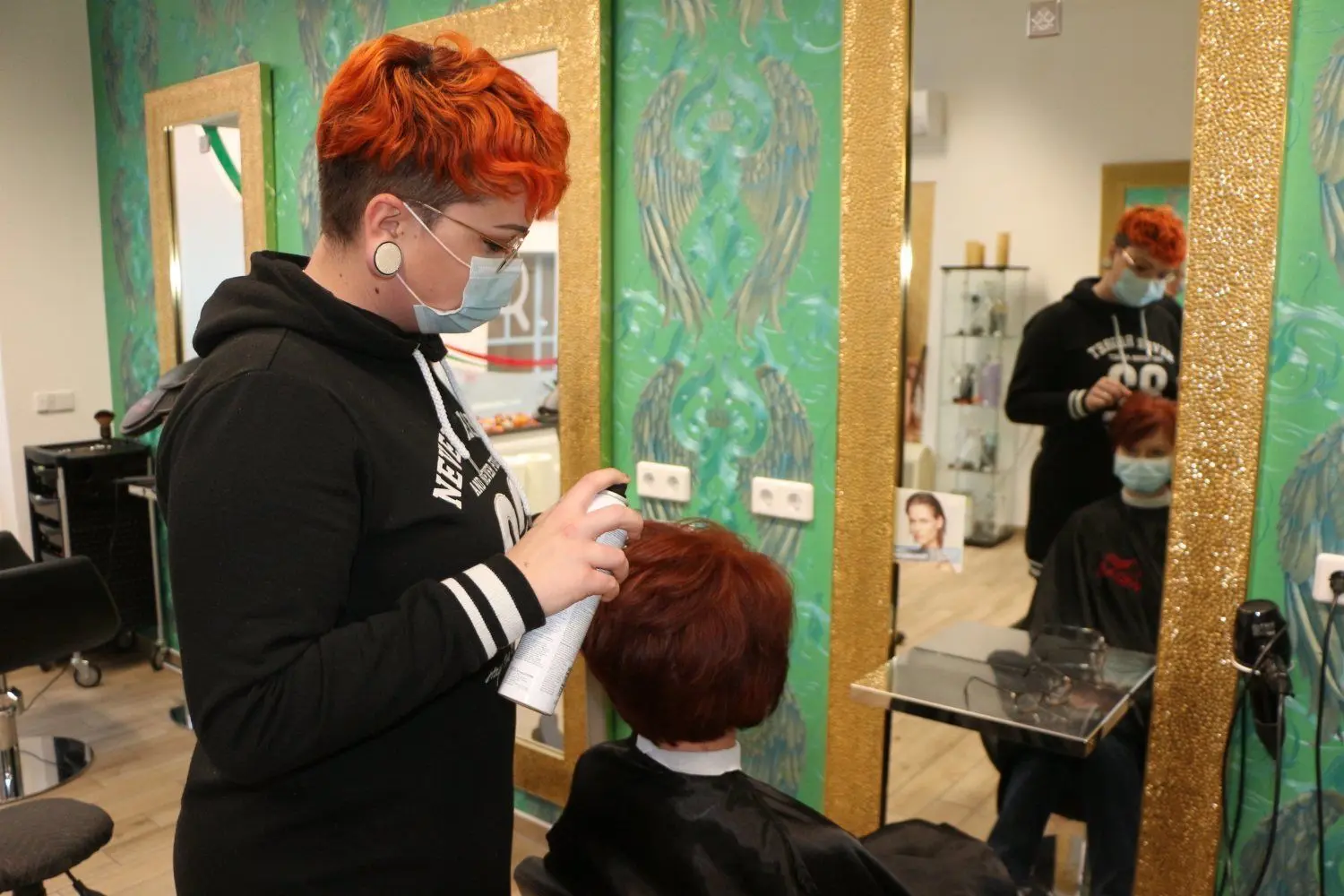 Alexandra Winkler (20) lernt als Friseur-Azubine im Senftenberger Friseursalon Ladies First Haarleykin im zweiten Lehrjahr. Im Gegensatz zu den Kosmetikerinnen ist ihre Branche vom Teil-Lockdown nicht betroffen.