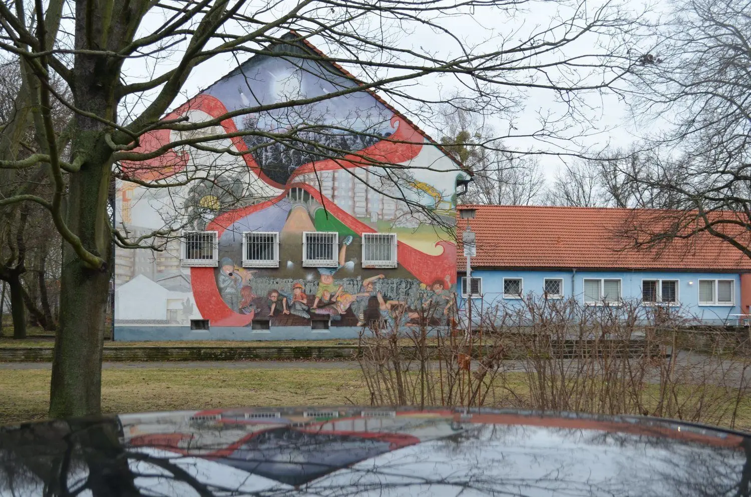 Der bunte Giebel ist seit Jahren das Markenzeichen des Jugendclubhauses Ossi.
