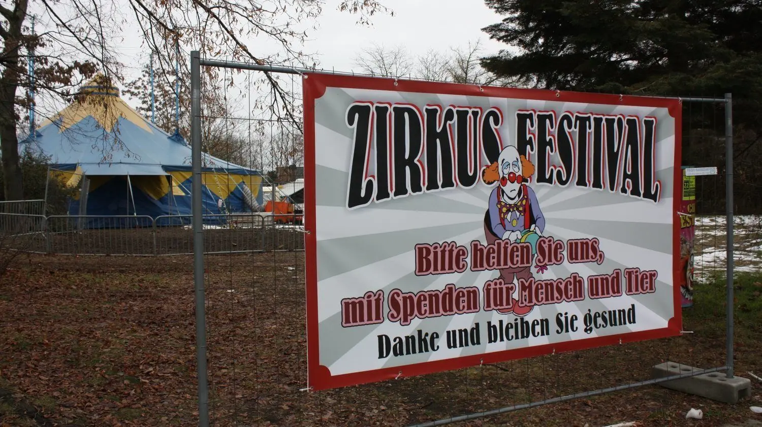 Mit diesem traurigen Clown wirbt der Zirkus an der Straße um Spenden.
