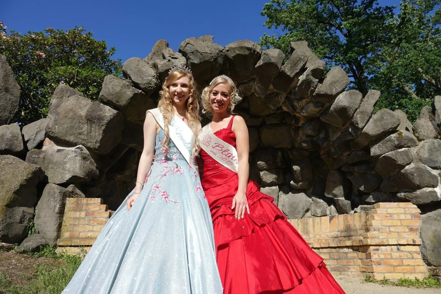 Die Sonne lacht mit Blütenkönigin Antonia und Vorgängerin Stefanie (r.) um die Wette. Zu Pfingsten 2019 war der Wechsel vollzogen worden. In diesem Jahr wird man nicht nur die Hoheiten schmerzlich vermissen.