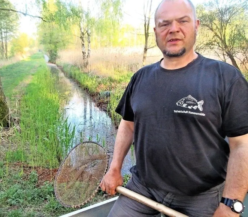 Fischer Uwe Keil vor dem Schiemenz-Mühlengraben: „Hier floss kein giftiges Wasser!“