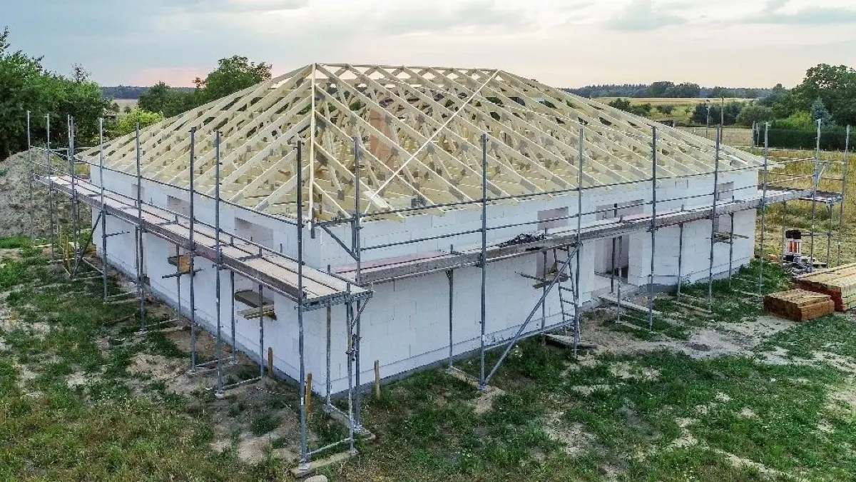 Symbolbild Eigenheimbau
ARCHIV - 23.08.2018, Brandenburg, Petersdorf: Der Dachstuhl ist auf einem Rohbau eines Eigenheimes zu sehen. (Luftaufnahme mit einer Drohne). (zu dpa "Fast 50 000 Baukindergeld-Anträge in drei Monaten" vom 18.12.2018) Foto: Patrick Pleul/ZB/dpa +++ dpa-Bildfunk +++