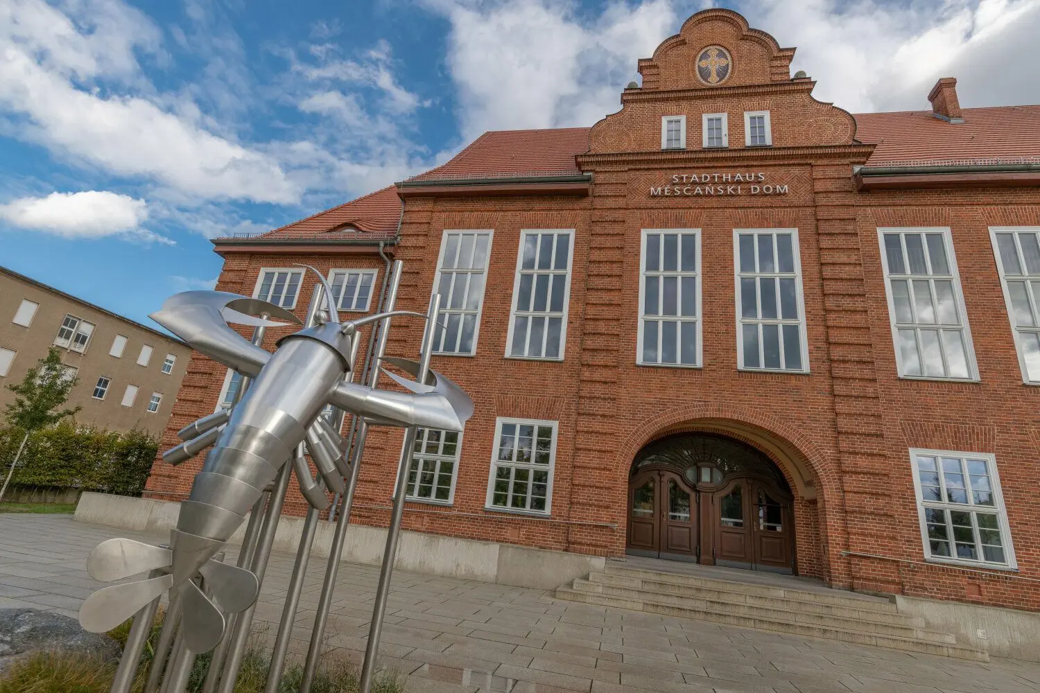 Vor dem Stadthaus in Cottbus steht ein großer Krebs. Das Tier hat es auch ins Stadtwappen geschafft.