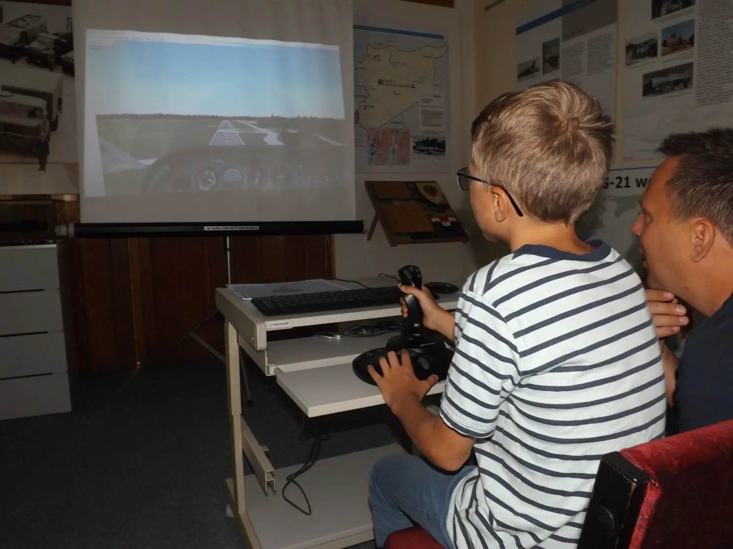 Leo (9) und Papa Dennis aus Berlin schauten beim Flugsimulator im Flugplatzmuseum Cottbus vorbei.