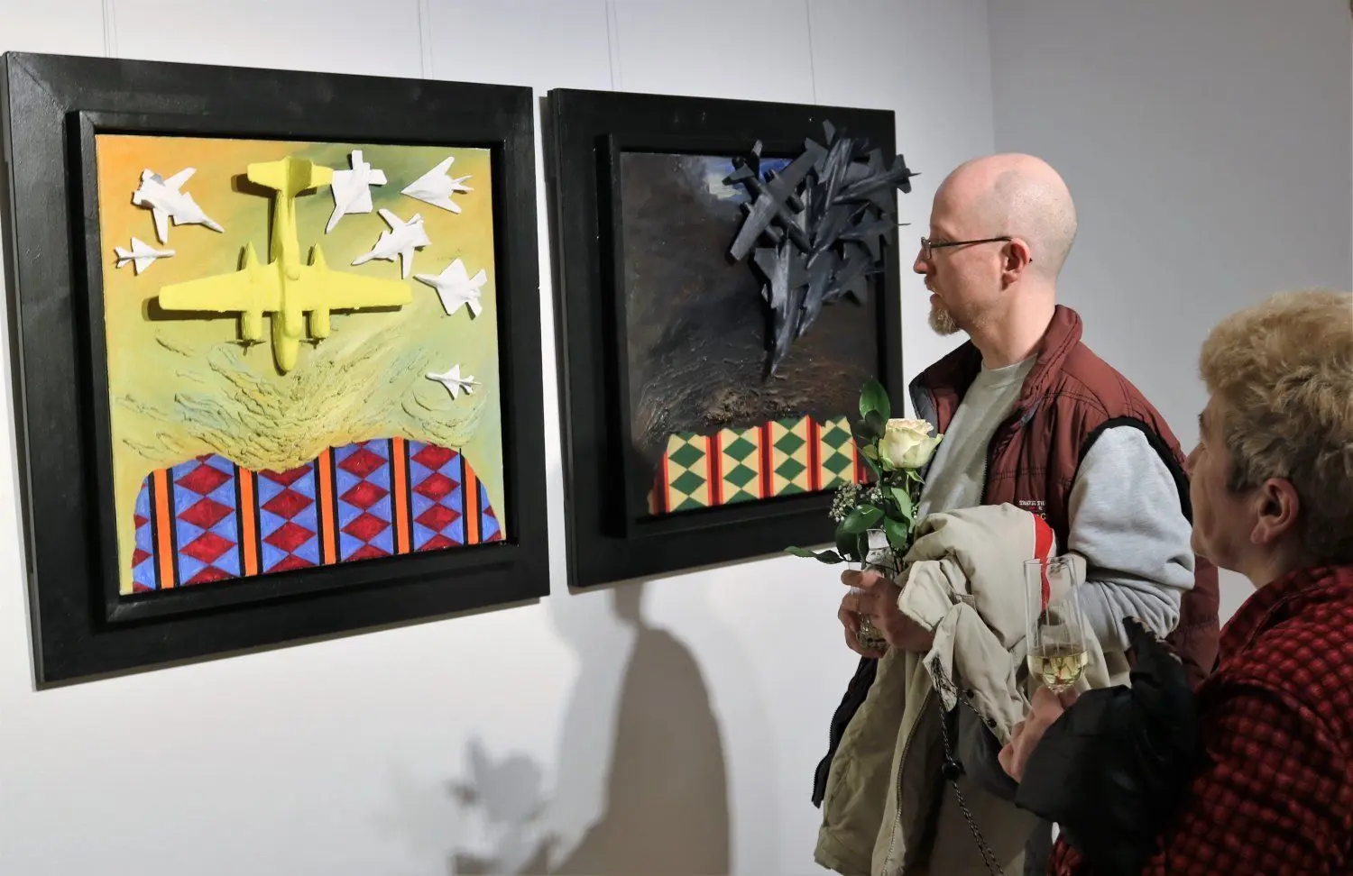 Kritischer Blick auf das zivile und militärische Flugwesen. Den Besuchern der Laienkunstausstellung wird einiges geboten.