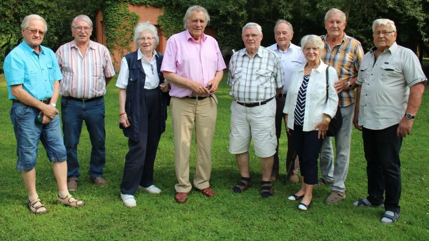 Ehemalige Schwimmsportler aus Groß Kölzig mit ihren Ehefrauen beim Erinnerungsfoto.