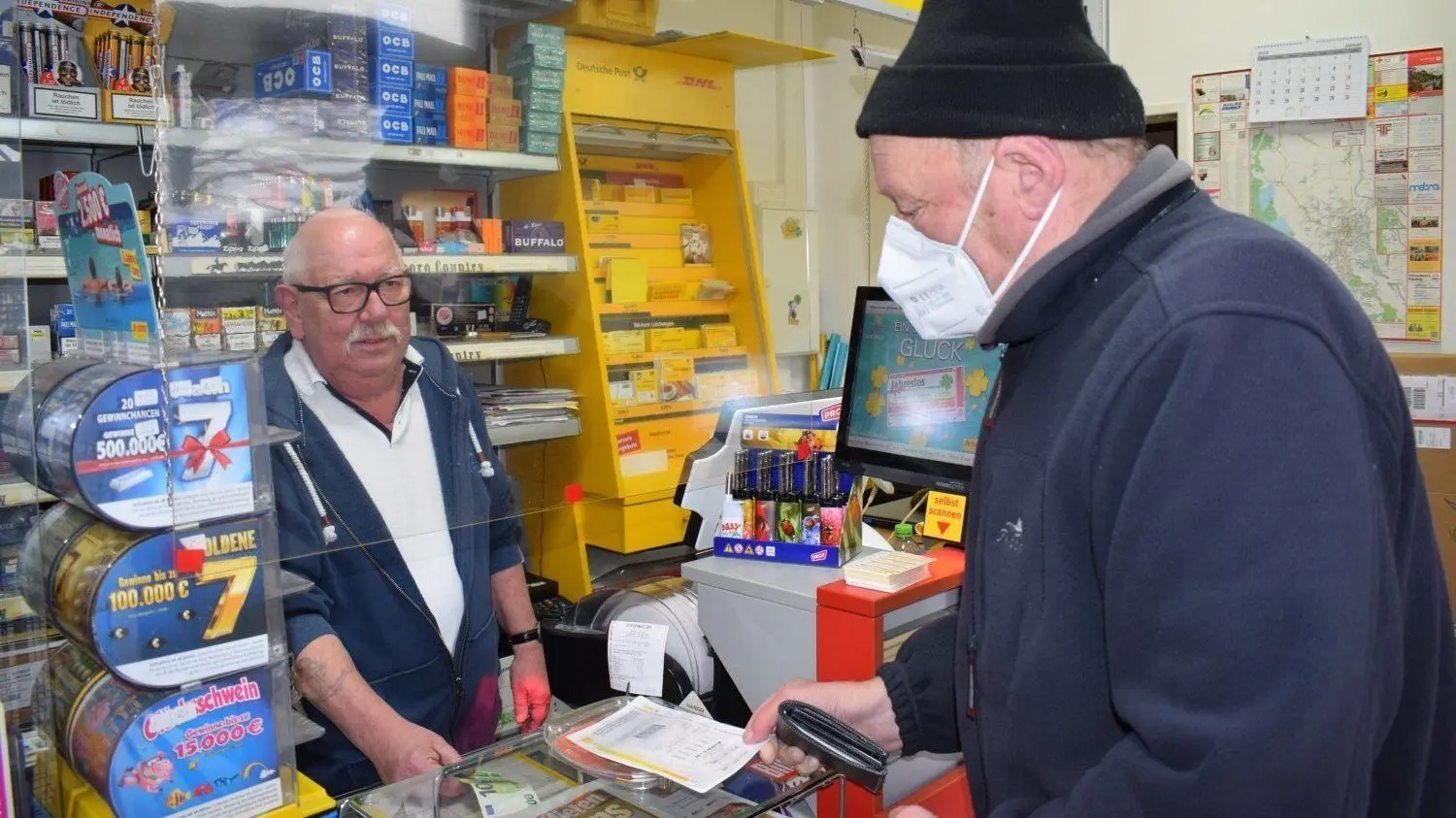 Ulrich Karius (l.), hier im Gespräch mit Klaus Koska, war in Forst der erste Postdienstleister mit eigenem Laden. In wenigen Wochen beginnt für ihn der Ruhestand.