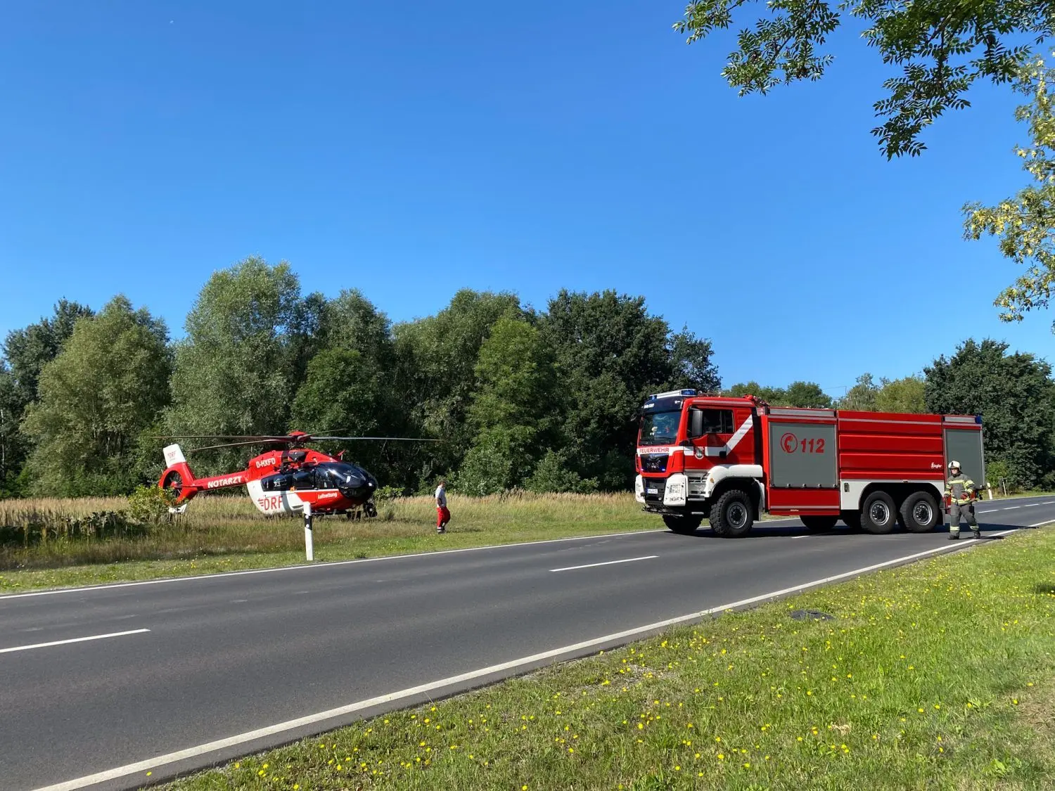 Bei dem Unfall wurde der Fahrradfahrer schwer verletzt. Er wurde mit einem Rettungshubschrauber ins Krankenhaus gebracht.