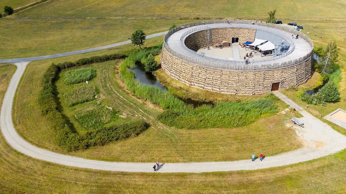 Ein seltsamer hölzerner Donut auf der Wiese. Wer auf der A15 an der Slawenburg vorbeifährt, hat sie leider fünf Kilometer weiter schon wieder vergessen. Das soll sich jetzt ändern.