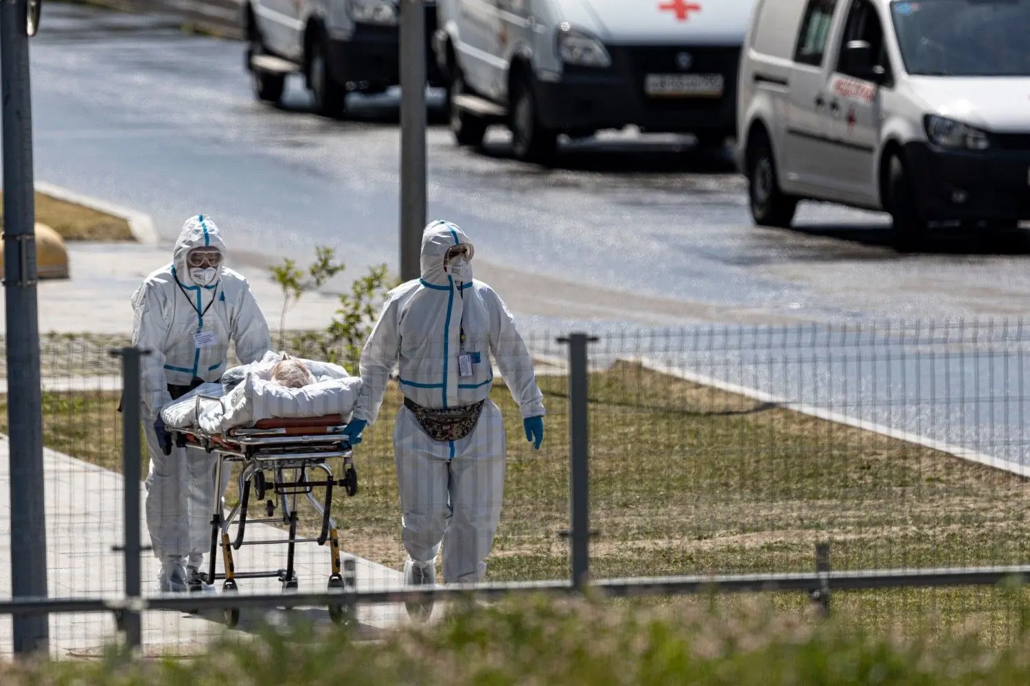 26.06.2021, Russland, Moskau: Medizinische Arbeiter schieben einen Patienten mit Verdacht auf eine Corona-Infektion auf einer Bahre in ein Krankenhaus. In Russland spitzt sich die Corona-Lage weiter zu. Am 26.06. meldeten die Behörden 21 600 Neuinfektionen innerhalb eines Tages - so viele wie seit Anfang des Jahres nicht mehr. Foto: Alexander Zemlianichenko/AP/dpa +++ dpa-Bildfunk +++