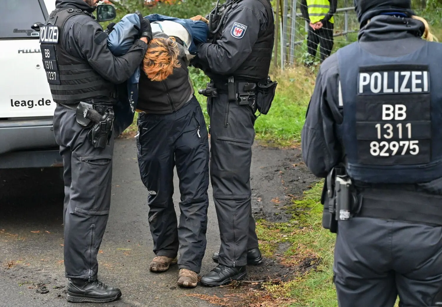 Ein Kohlegegner wird von der Polizei abgeführt, nachdem er eine Gleisverbindung für den Transport von Braunkohle zum Kraftwerk Jänschwalde blockiert hatte.
