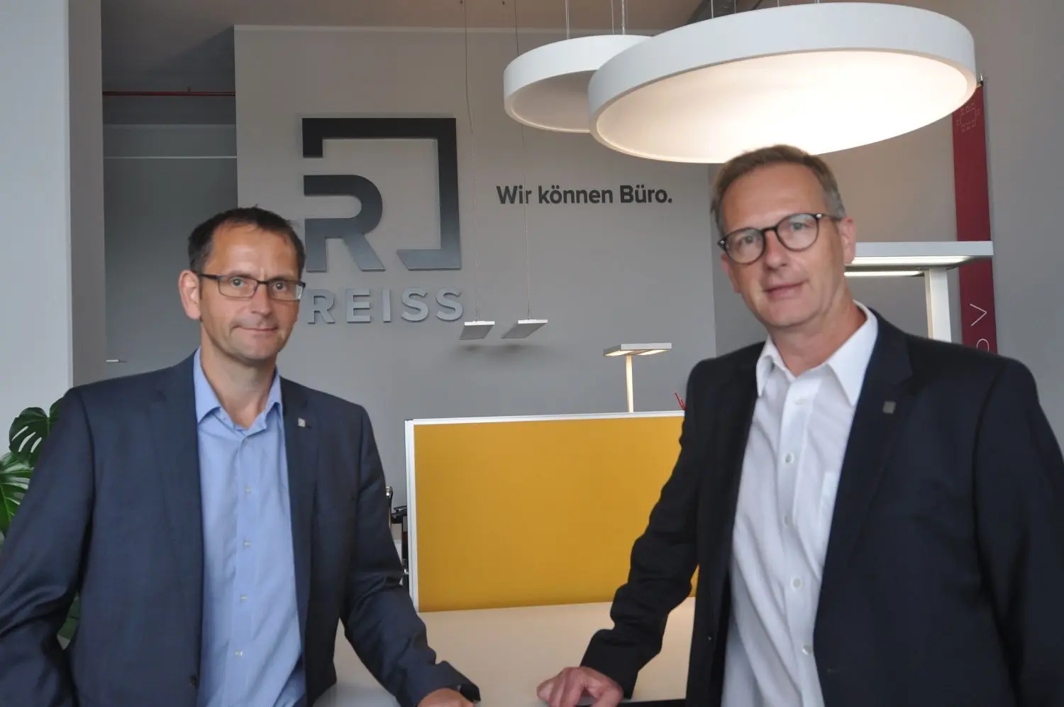 Für Geschäftsführer Hans-Ulrich Weishaupt (r.) und Produktionsleiter Andreas Käs ist der vor einem Jahr eingeweihte Neubau des 30 Millionen Euro teuren Werkes der Reiss Büromöbel GmbH im Gewerbegebiet Lausitz Basis, um die Produktion nach neuesten Erfordernissen zu gestalten.