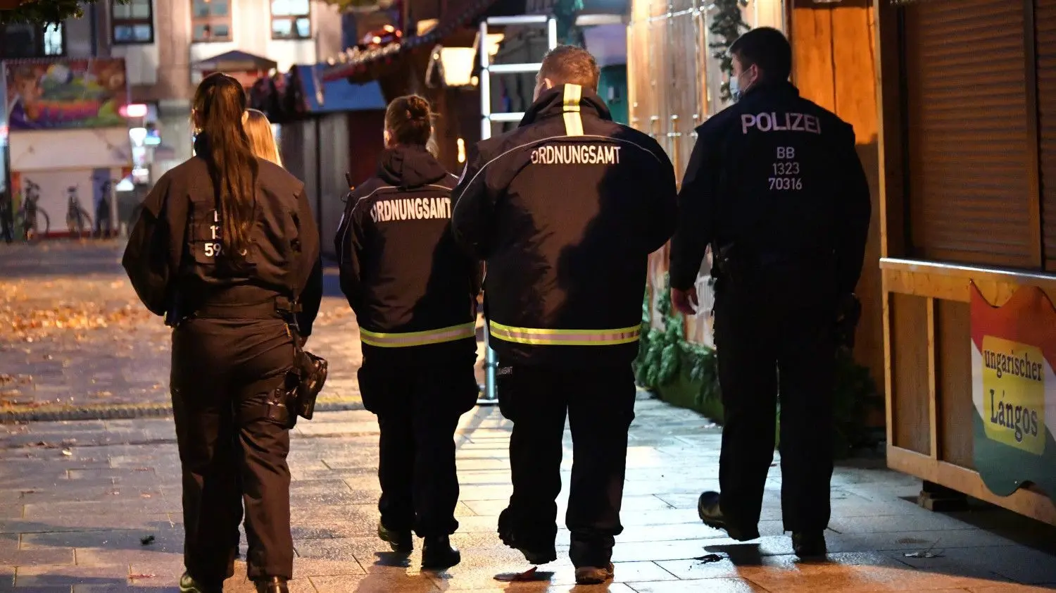 Cottbus macht Ernst: Mitarbeiter des Ordnungsamtes und der Polizei kontrollieren seit Freitagabend in der Cottbuser Innenstadt stichprobenartig in Gaststätten und Bars die Einhaltung der 2G-Rege – Zutritt nur für Geimpfte und Genesene. Die Kontrollen sind auch für Anbieter körpernaher Dienstleistungen angekündigt.