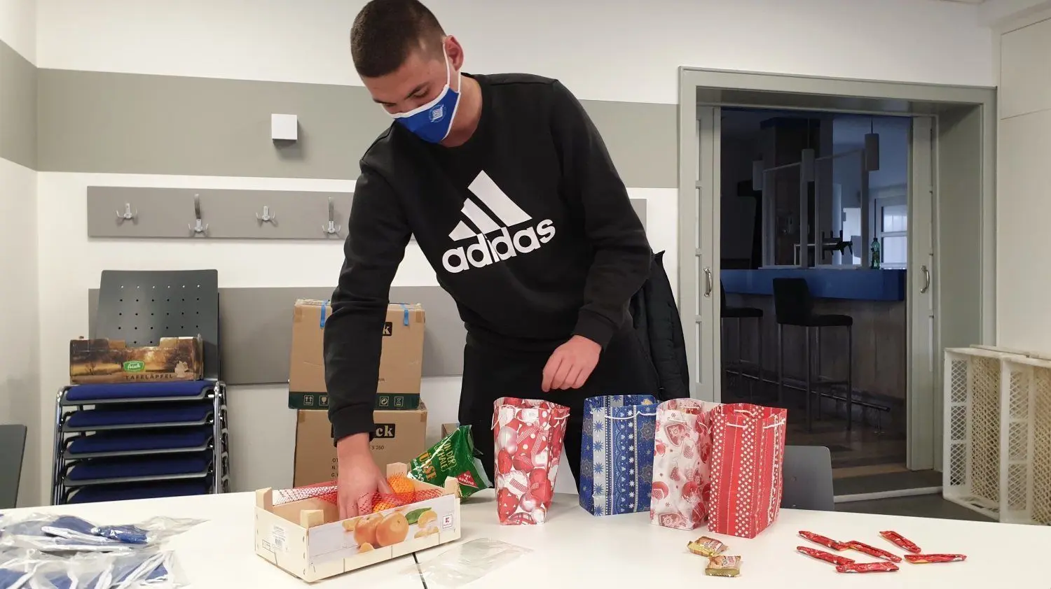 Auch A-Junioren-Kapitän der SpVgg Finsterwalde, Dennis Er (17), packt bei der Geschenkeaktion seines Vereins kräftig mit an.