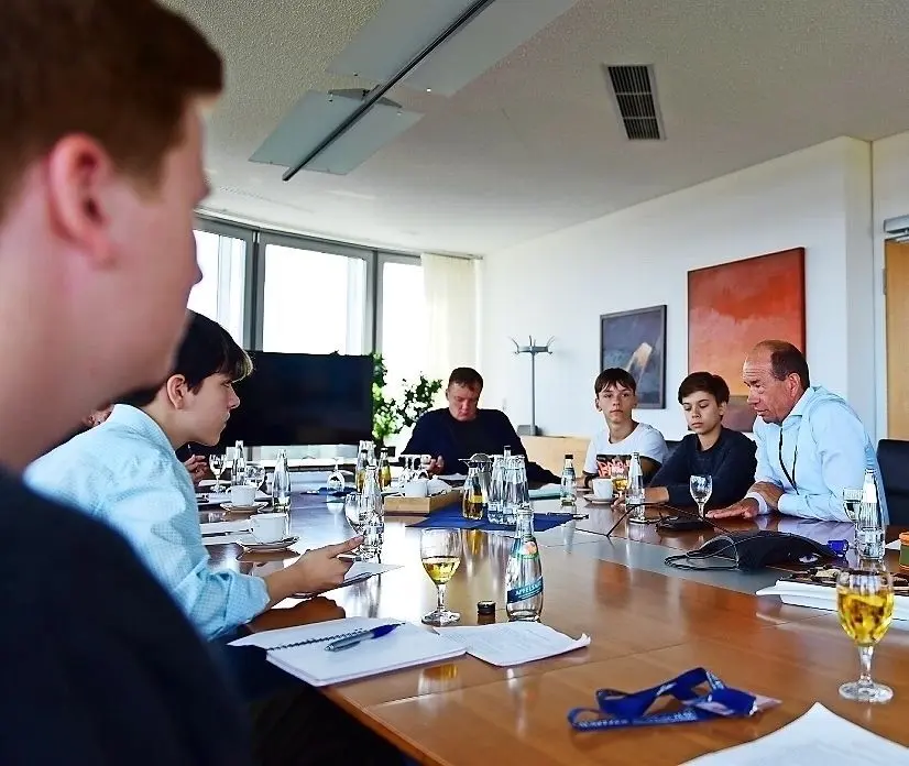Helmar Rendez, Vorstandsvorsitzender der Lausitzer Energie Bergbau Aktiengesellschaft (Leag), beantwortet die Interview-Fragen der RUNDSCHAU-Kinderreporter.⇥