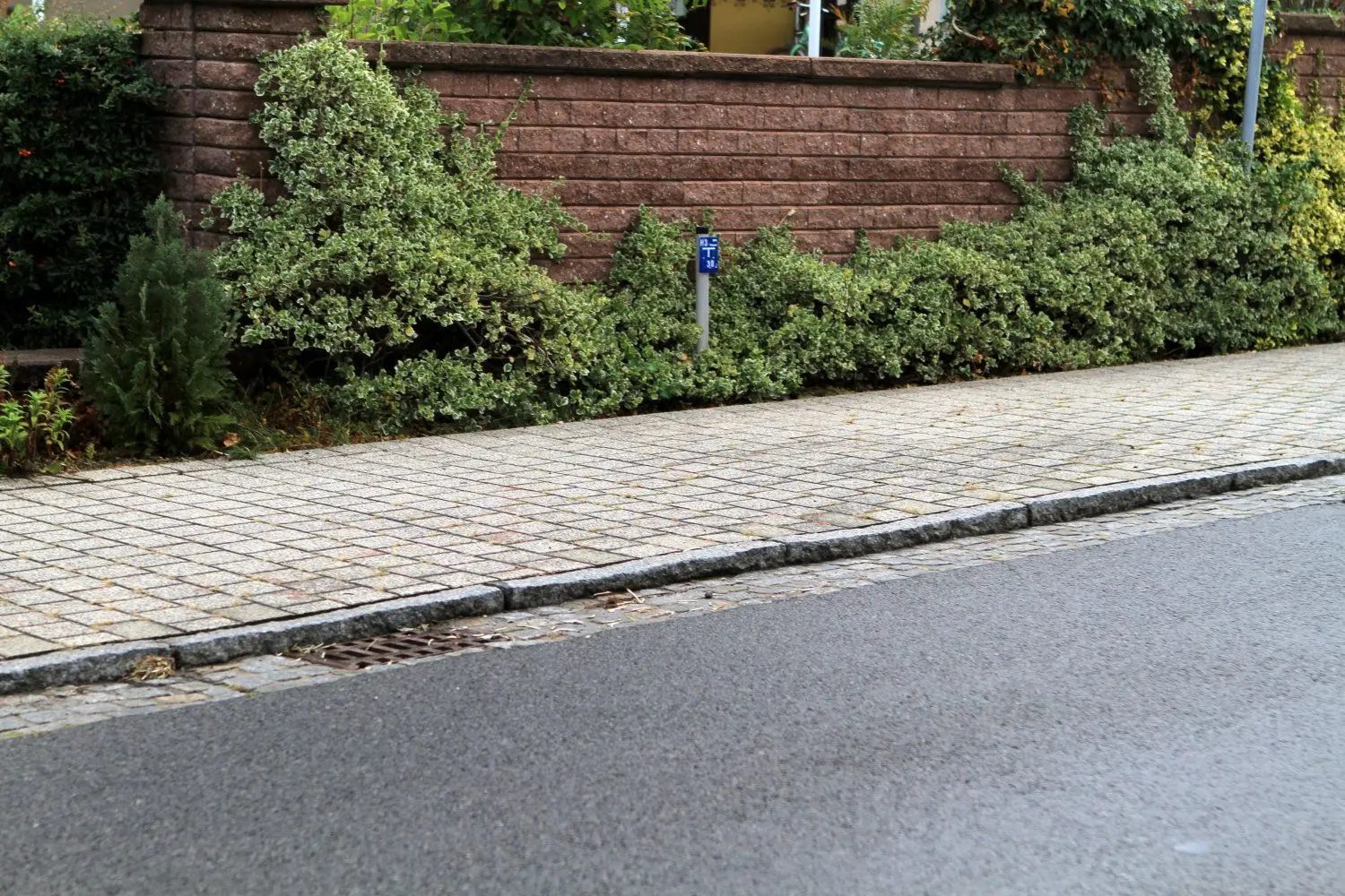 Auf diesem Gehweg in der Kleinleipischer Straße wurde der 17-Jährige schwer verletzt gefunden.