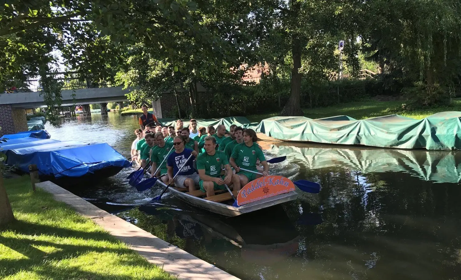 Eine Woche lang sind die Handballstars der Füchse Berlin aus der ersten Handballbundesliga im Spreewald zur Saisonvorbereitung. Auf dem Plan stand auch eine Kahnfahrt durch den Spreewald.