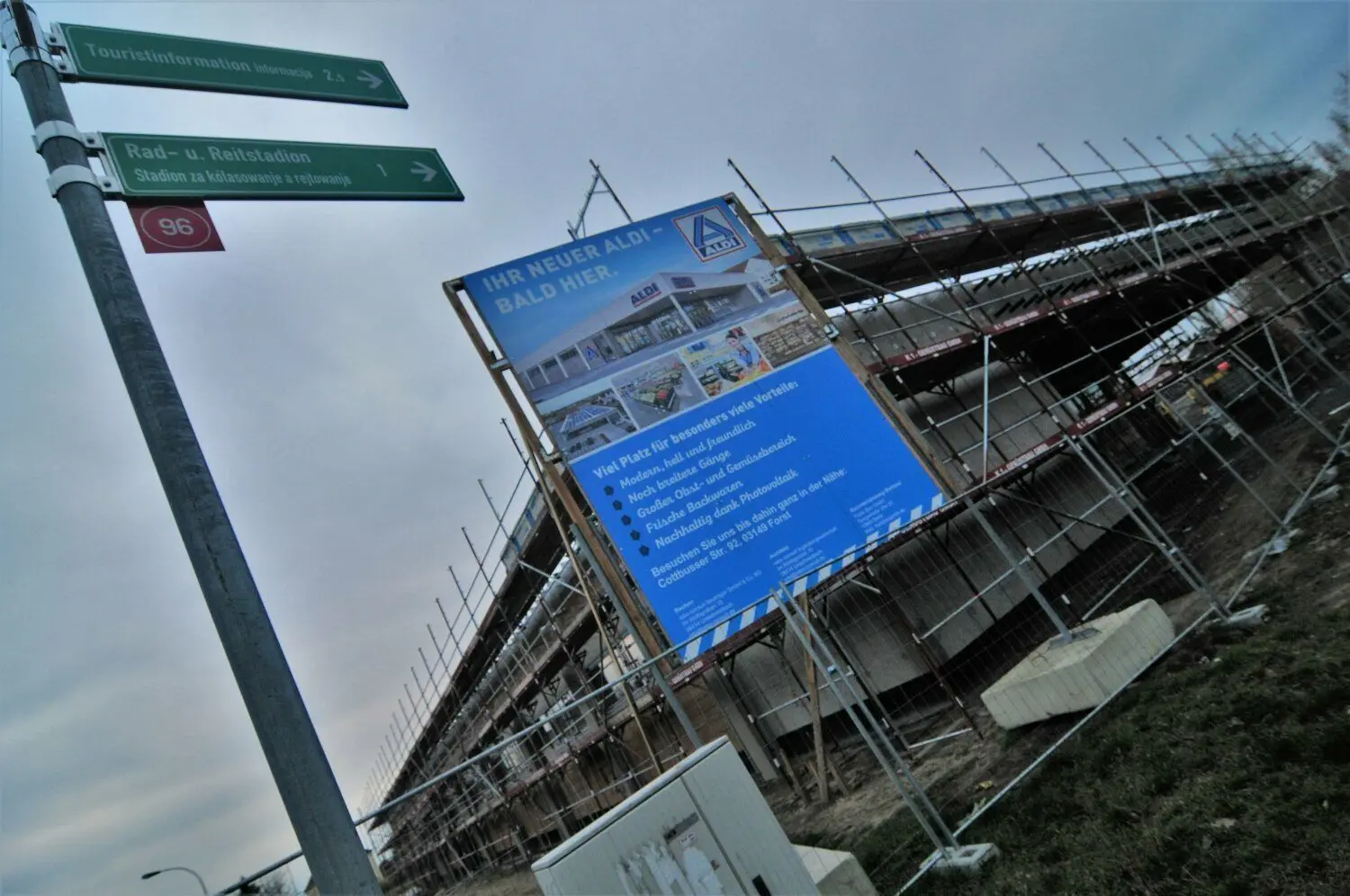 Unmittelbar an der Bundesstraße 112 liegt der neue Aldi-Markt in Forst. Nach und nach nimmt das Gebäude seine endgültige Gestalt an. Mit Fensterscheiben ist der Neubau auch schon bestückt.