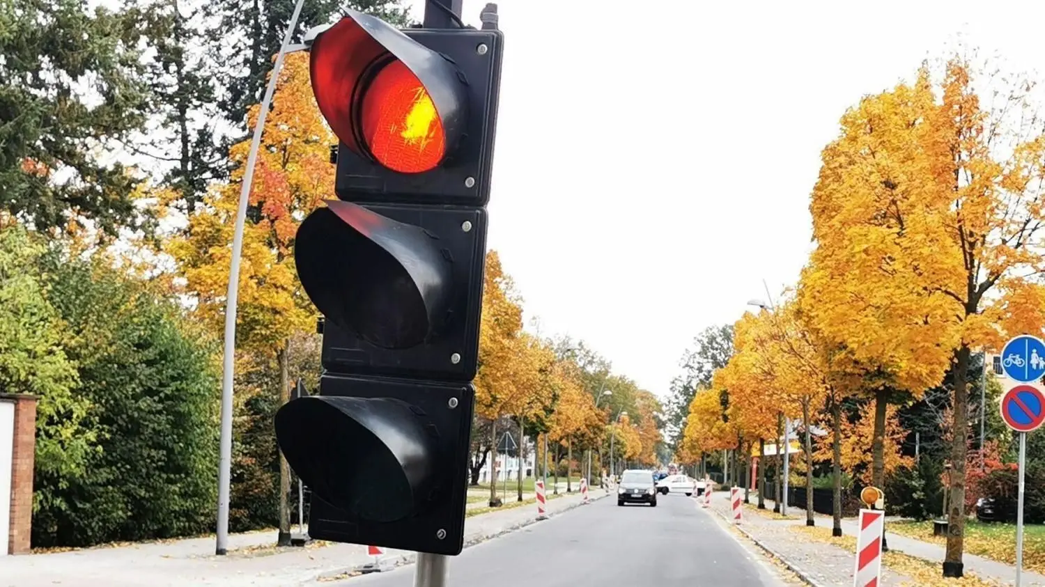 Aufgrund der Sanierung der Rinnsteine in der Karl-Marx-Straße in Calau (L 52) wird der Verkehr hier bis zum 12. November per Baustellenampel geregelt.