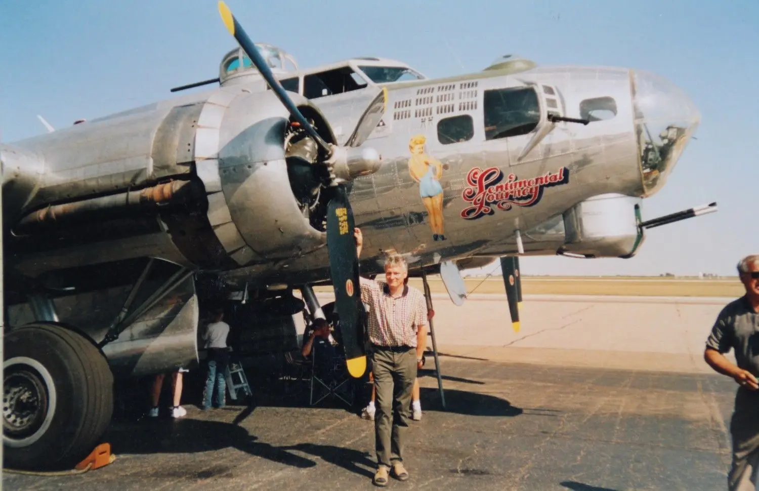 Im Jahr 2003 hat Peter Gajda in Nebraska/USA auf dem Airport Kearney einen baugleichen Bomber vom Typ B 17-G besichtigt. Solche Bomber der US Air Force flogen im März 1945 Angriffe auf das Brabag-Werk Ruhland/Schwarzheide.