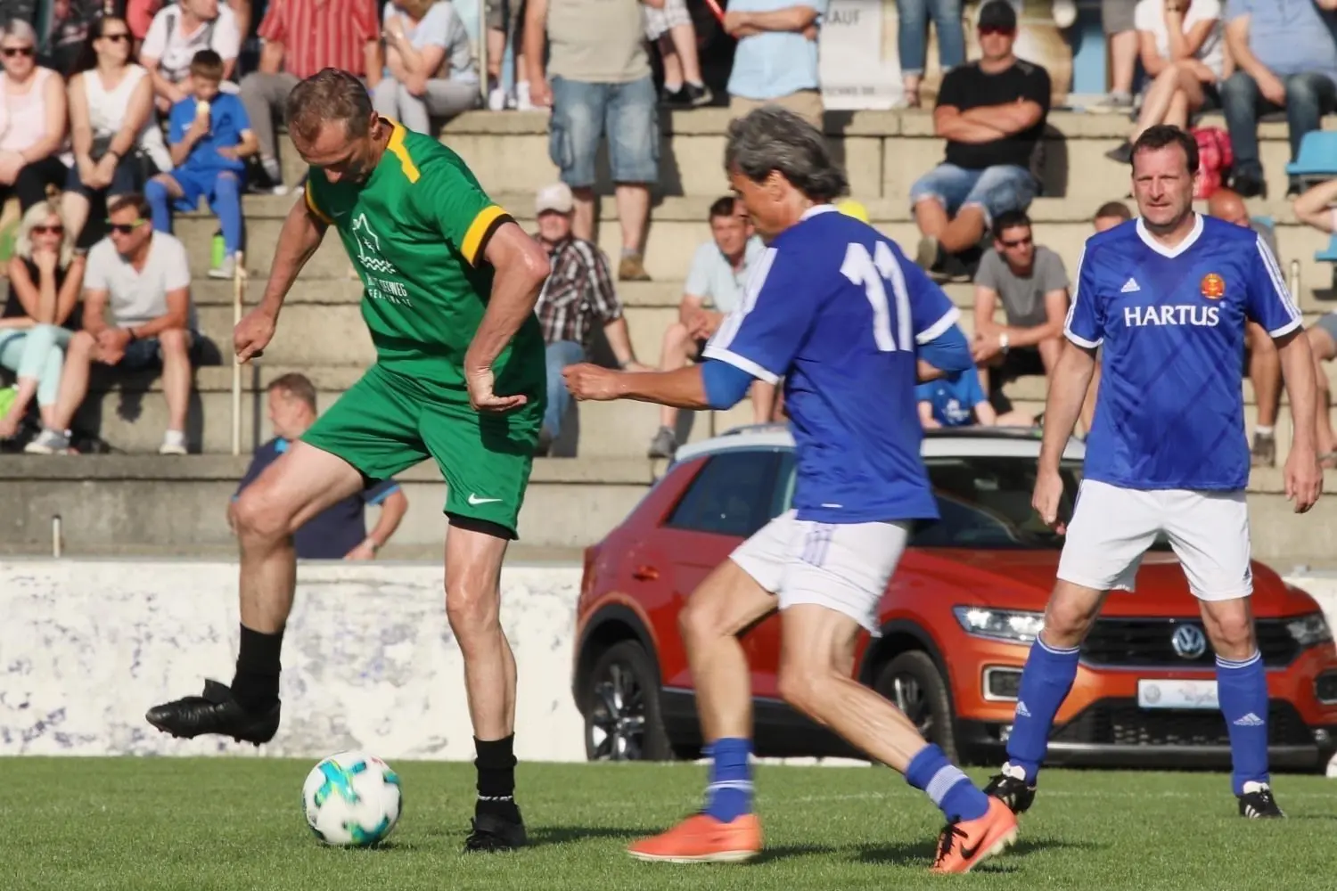 Stefan Hoßmang (l.) versucht gegen Matthias Zimmerling den Ball zu behaupten, beobachtet von Detlef Irrgang (r.).