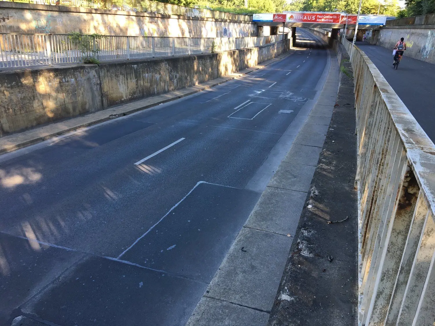 Der Asphalt wurde schon mehrfach geflickt. Nun soll eine neue Tragschicht aus Drainasphalt eingebaut werden.