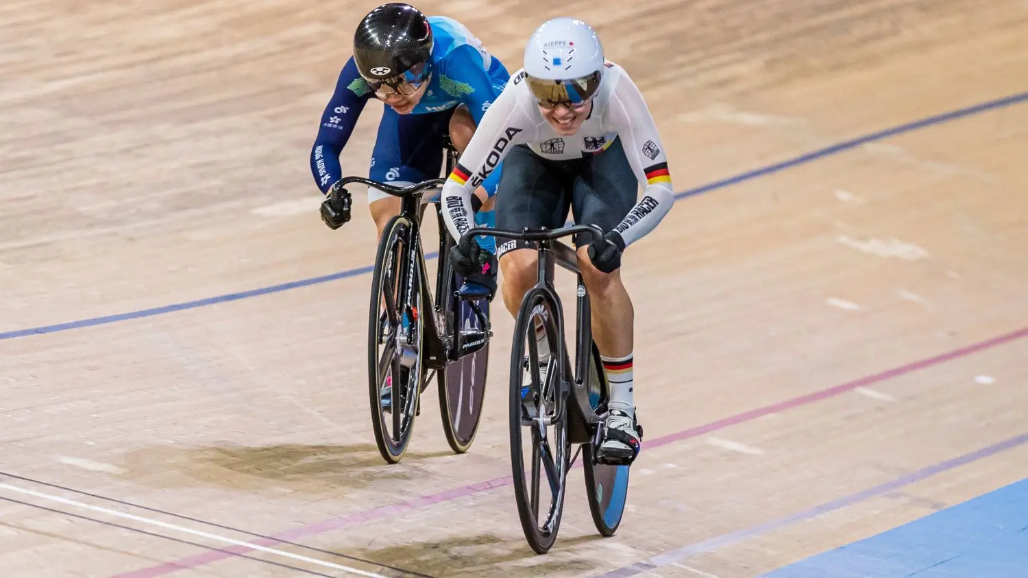 Emma Hinze (r.) siegte in Berlin im Teamsprint, Sprint und Keirin.