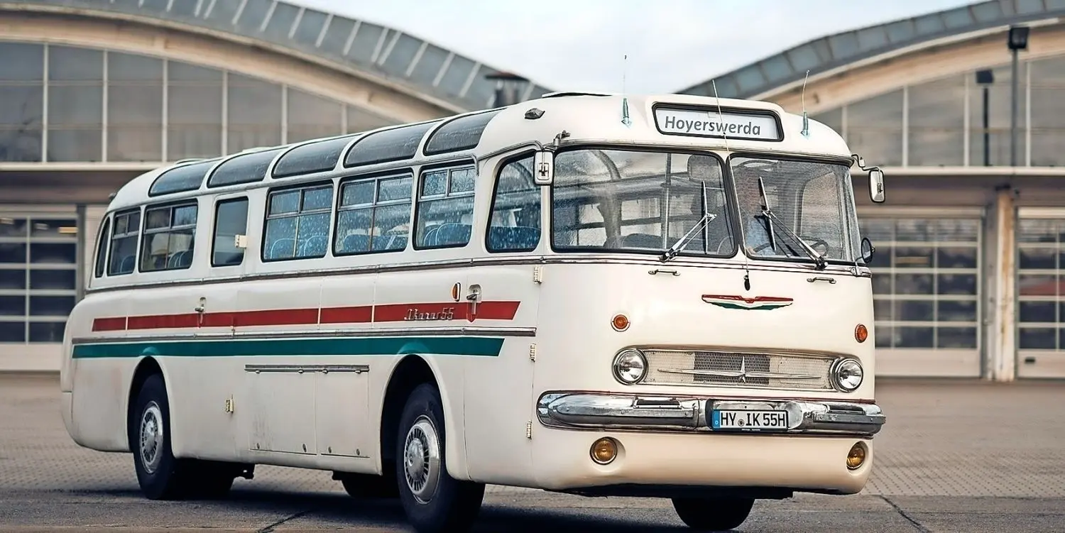 Der Ikarus 55 belebt Hoyerswerdaer Erinnerungen. Der Oldtimer ist die neueste Anschaffung der Verkehrsgesellschaft, die jetzt wieder durch die Lausitz rollen soll.