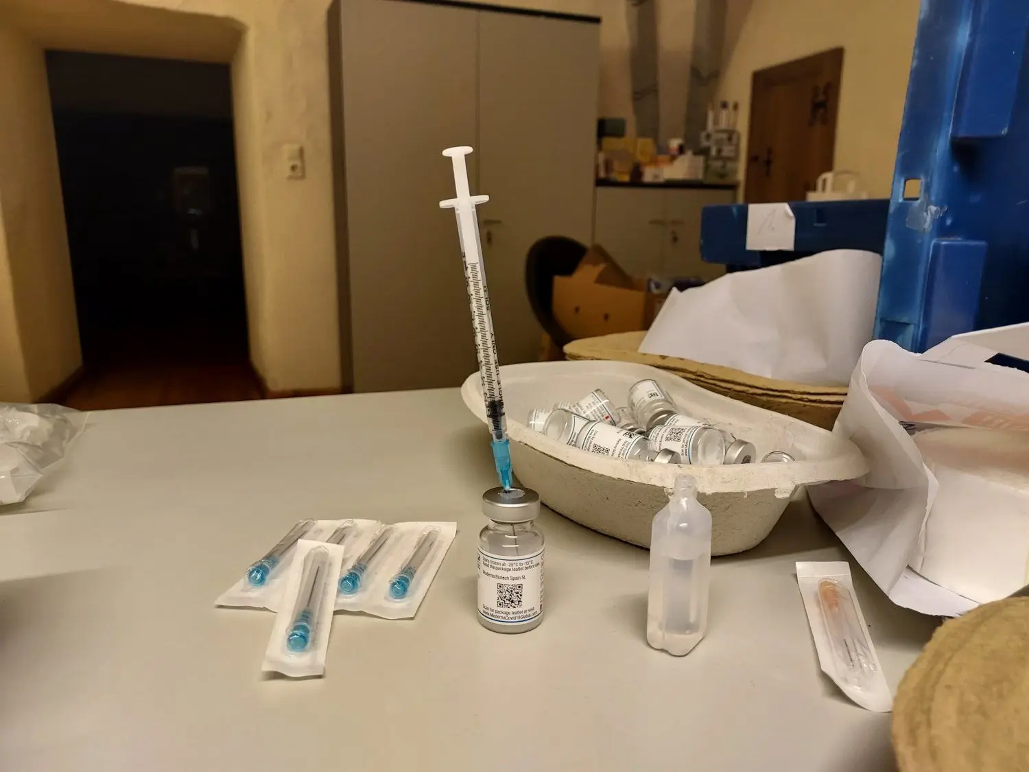 Im Sekretariat des Bürgermeisters zog ausgebildetes Personal Spritzen mit dem Impfstoff Biontech und Moderna auf.