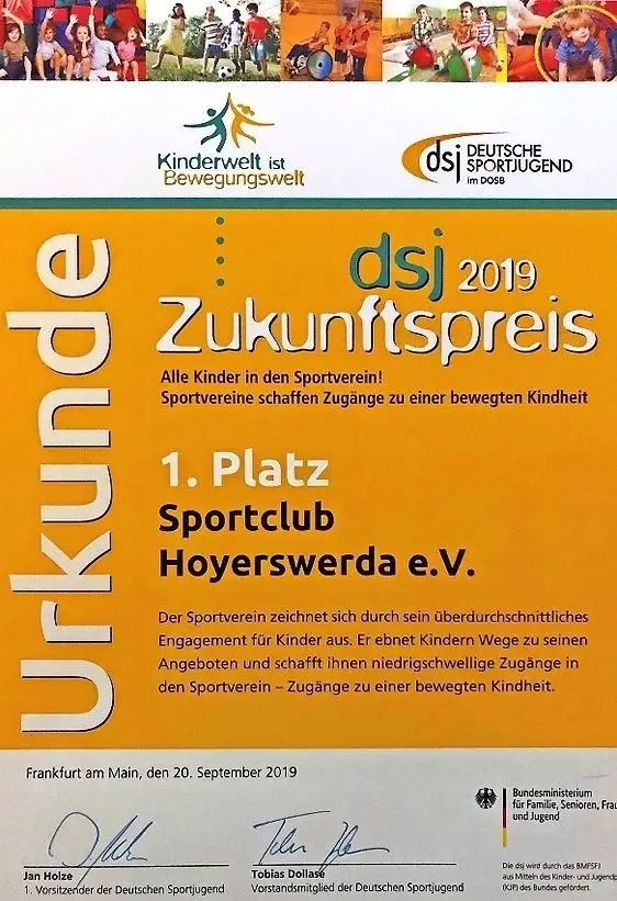 Sie sieht die Urkunde für den 1. Platz aus.
