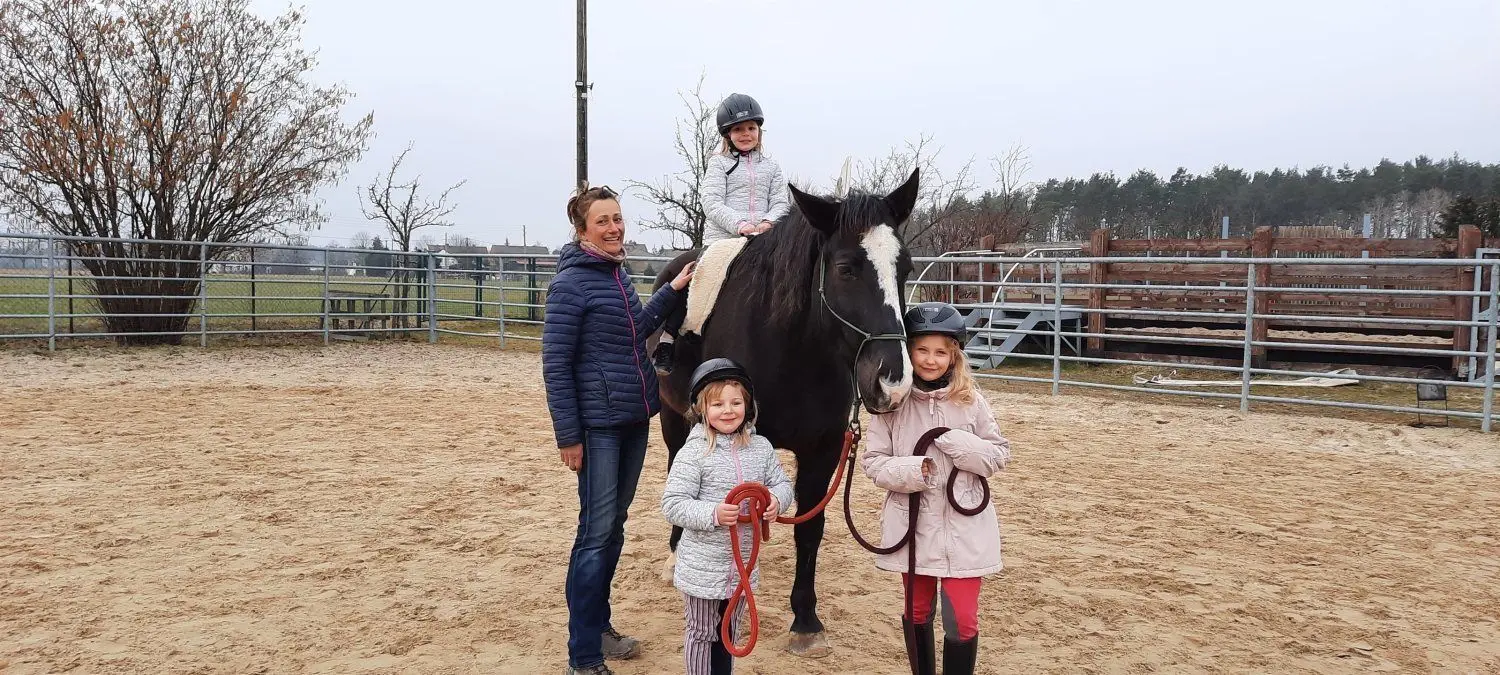 Louiza mit Trainerin Cathleen Reinert und ihren Schwestern bei der ersten Therapiestunde in Trebendorf.