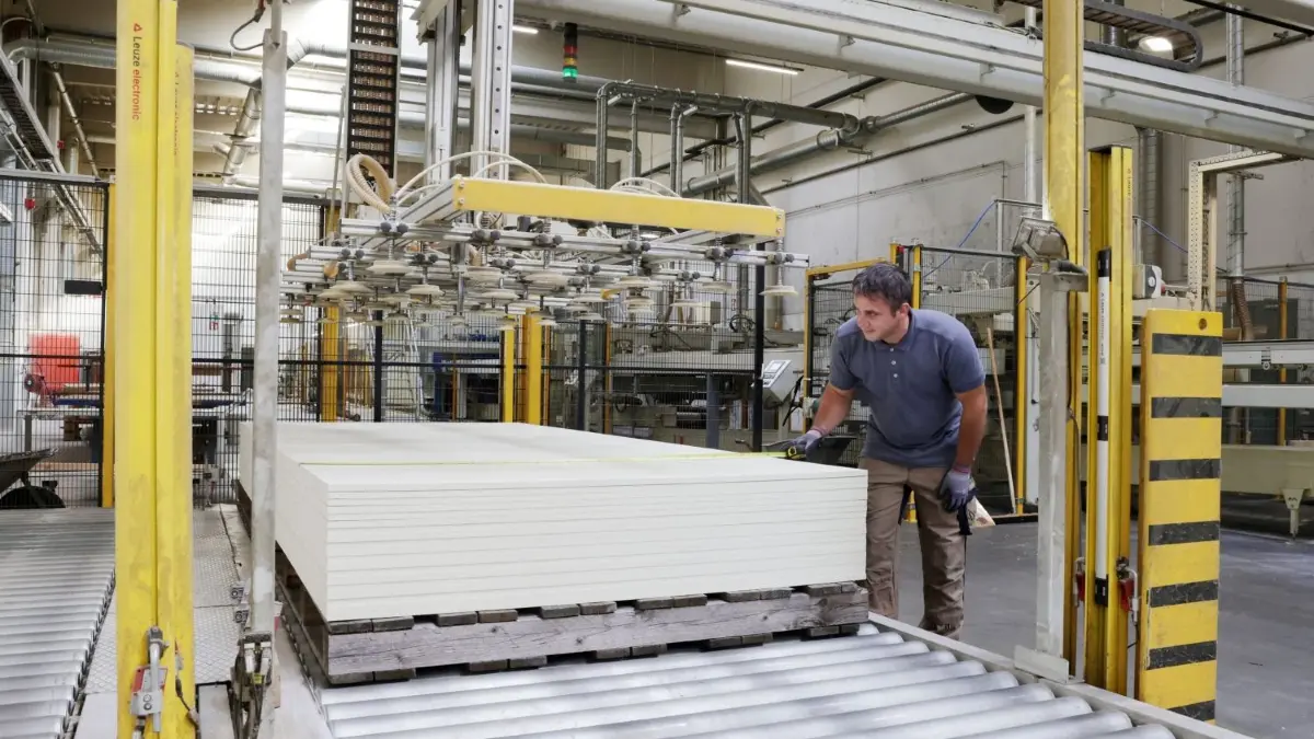 Die Phonotherm-Recycling-Platten der Bosig Baukunststoffe GmbH aus Elsterwerda ausschließlich aus Reststoffen hergestellt und finden Einsatz an Fassaden, für Fenster und Türen.
Die Phonotherm-Platten werden aus über 90 Prozent Reststoffen der Polyurethanschaum-Industrie hergestellt.