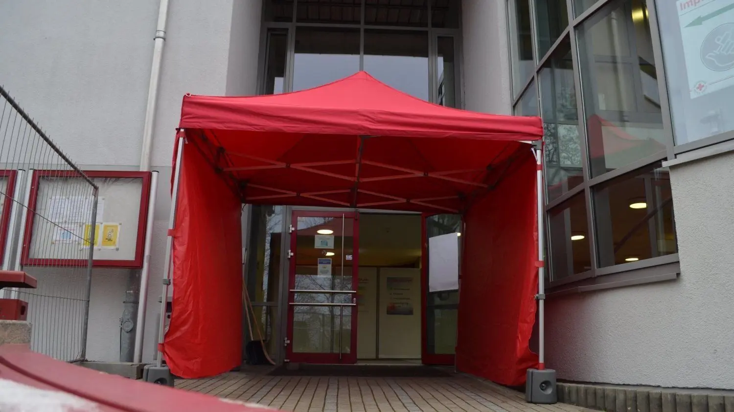 Das Impfzentrum des Landkreises in Kamenz: Am Starttag waren Fotos aus dem Innenbereich noch nicht möglich.